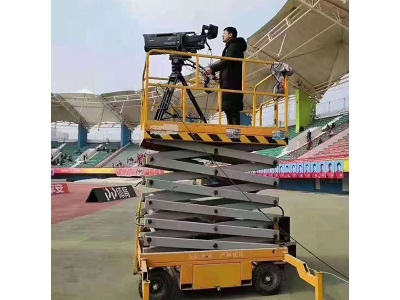 潍坊体育场订购甘肃客户已选购移动剪叉式升降机一台已在用